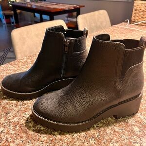 Universal thread black boots